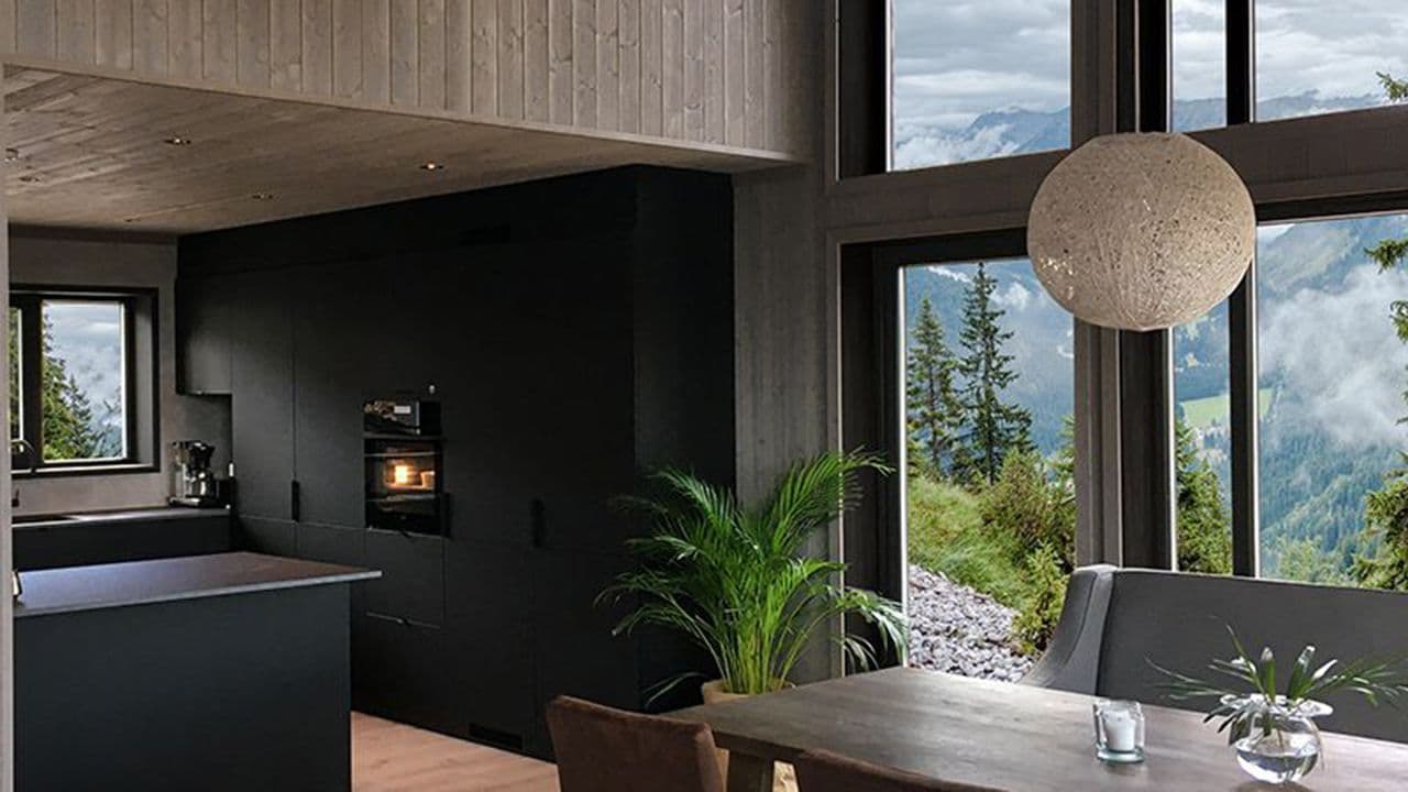 Moderne hytte med lister i samme farge som veggen.