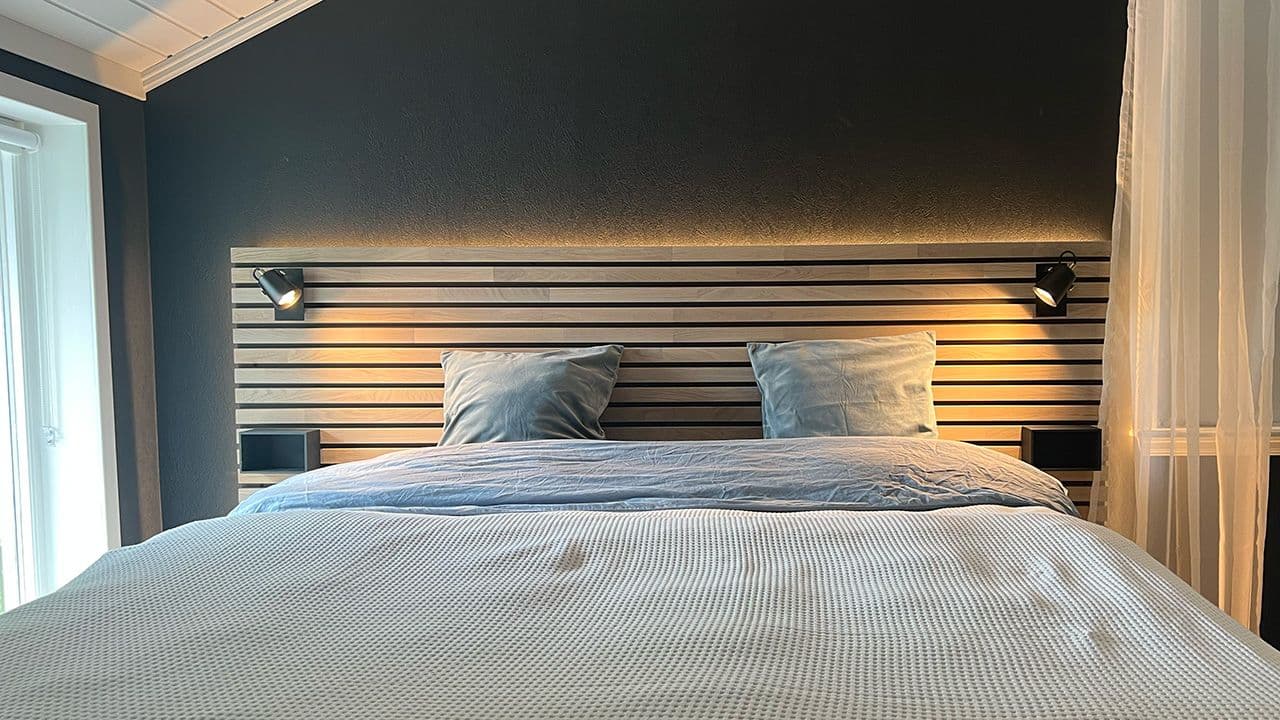 Hjemmelaget sengegavl av spiler.