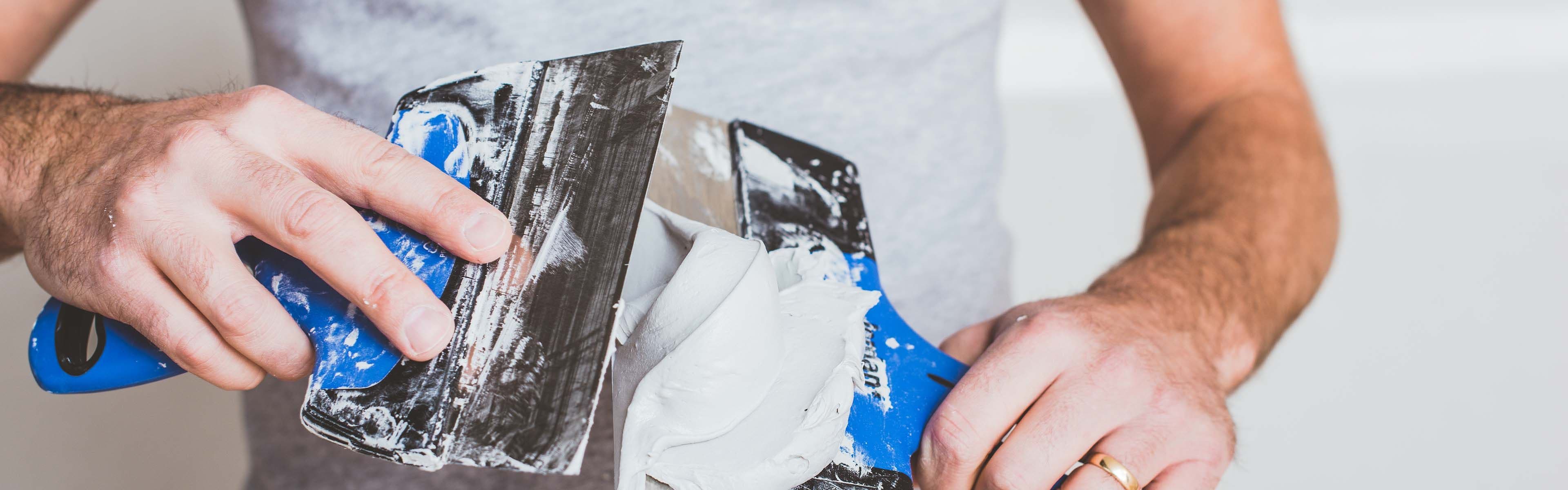 To sparkelspader med sparkel på for å helsparkle vegg.