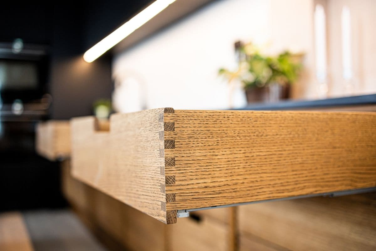 detaljbilde av en fingertappet kjøkkenskuff i eik fra JKE