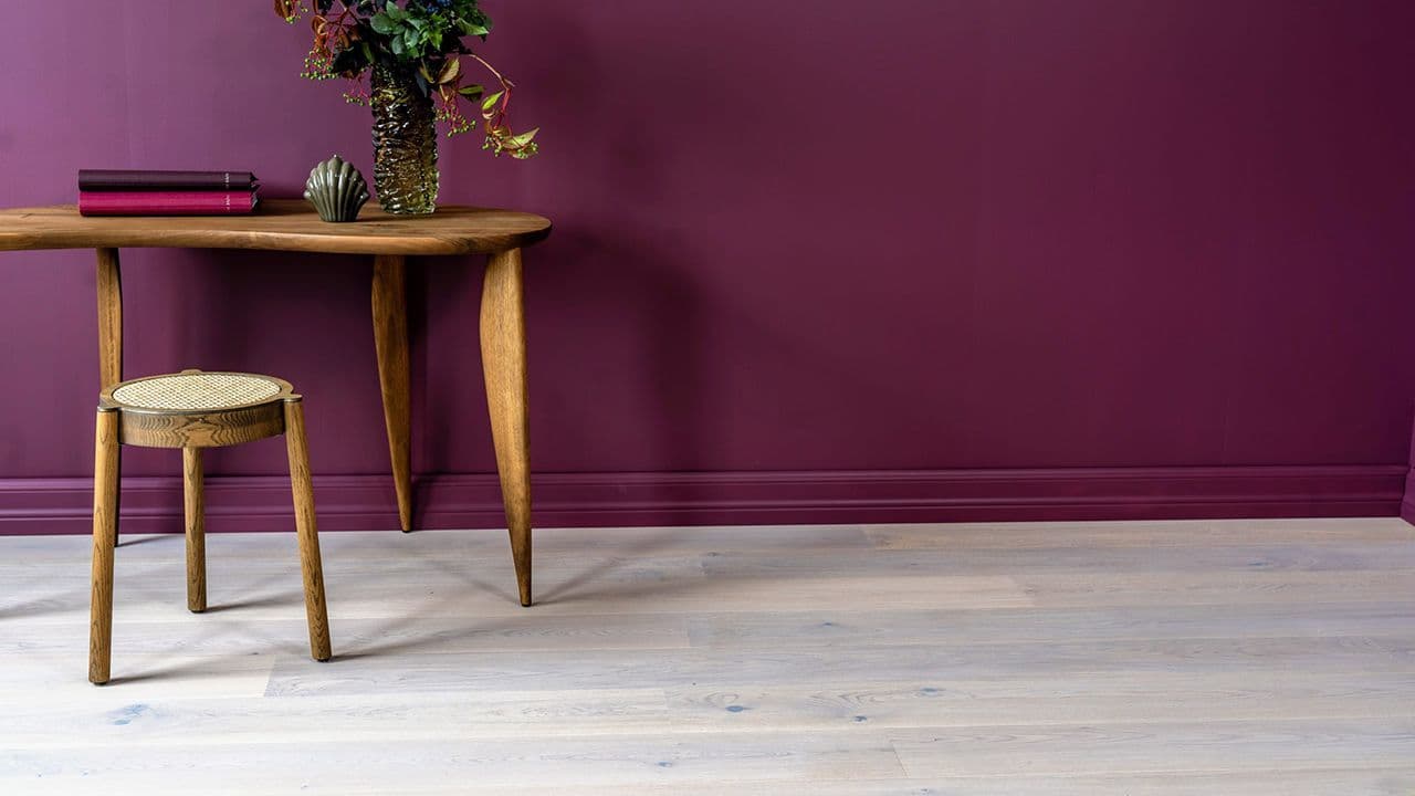 Lilla rom med lakkert gulv.