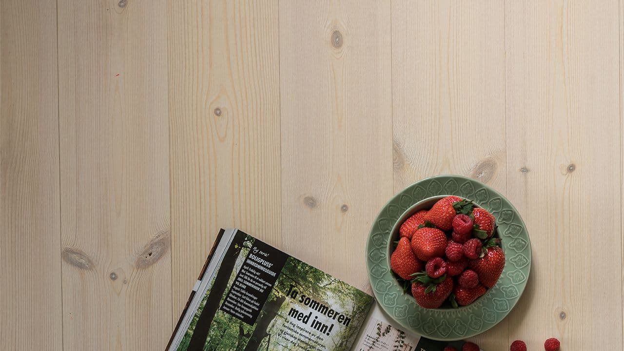 Oljet furugulv sett ovenfra.