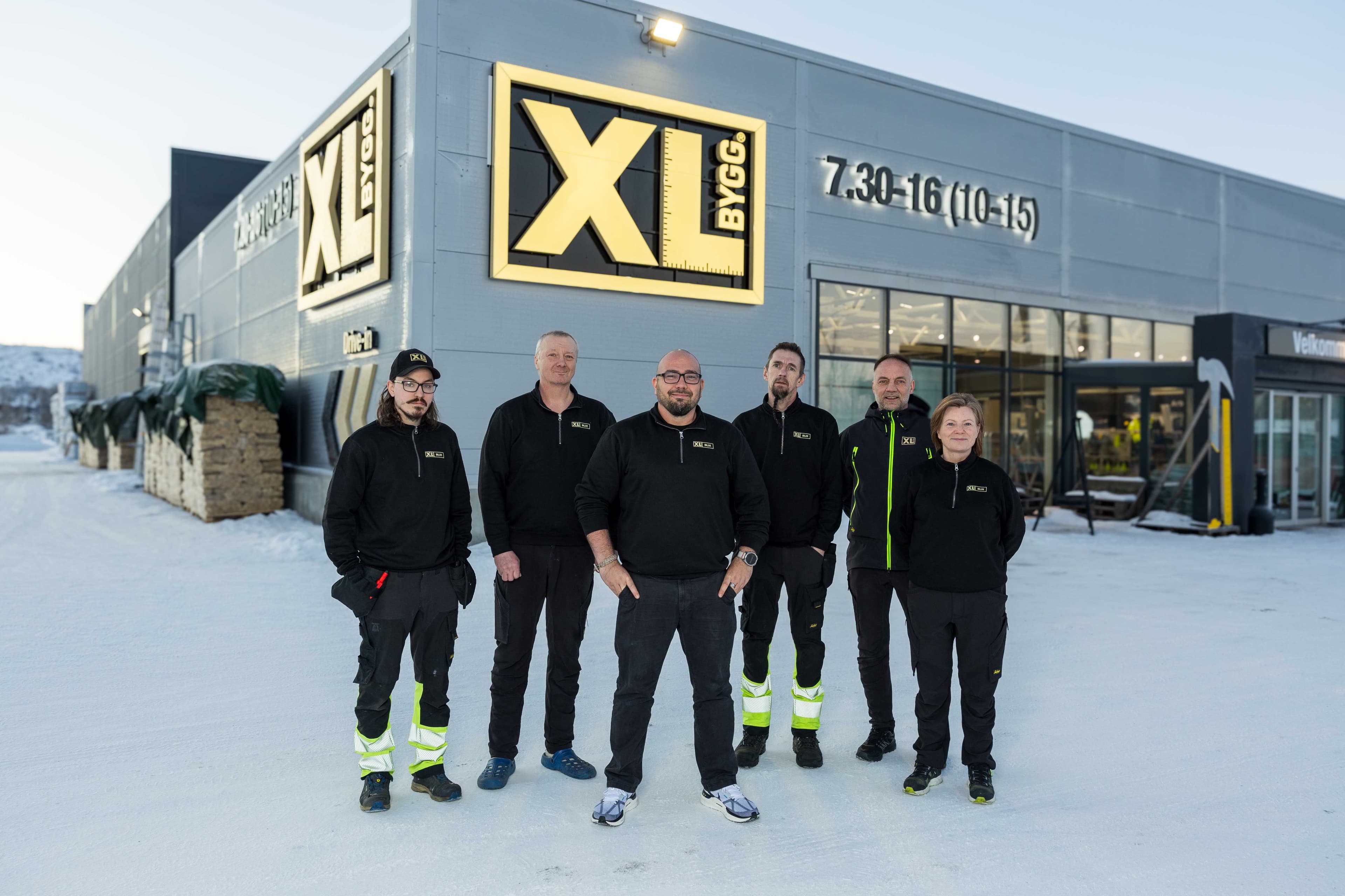 Ansatte utenfor XL-BYGG BLIX avd. Tana.