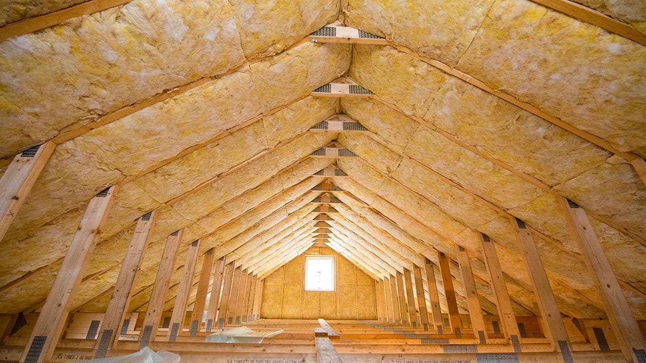 Etterisolere loft og tak i gammelt hus.