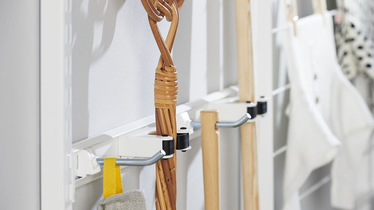 Oppbevaring i skyvedørsgarderobe på badet.