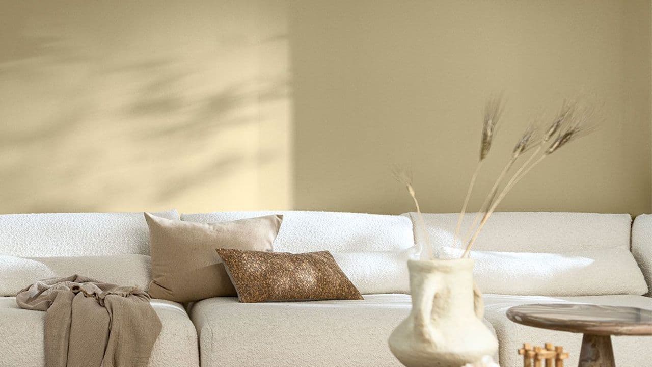 Vegger malt i en varm brungul farge.