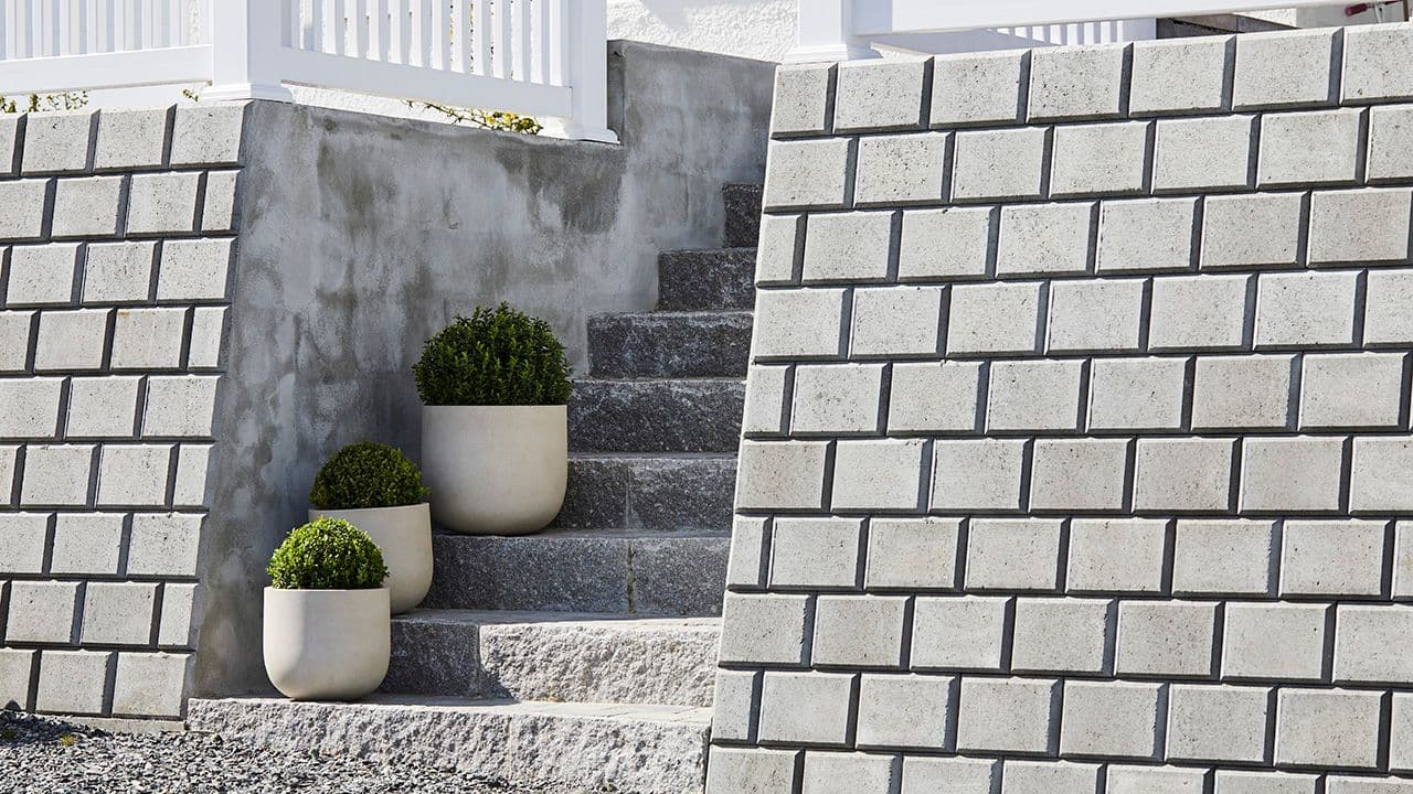 Mini støttemur blokk ved trapp opp til hus.