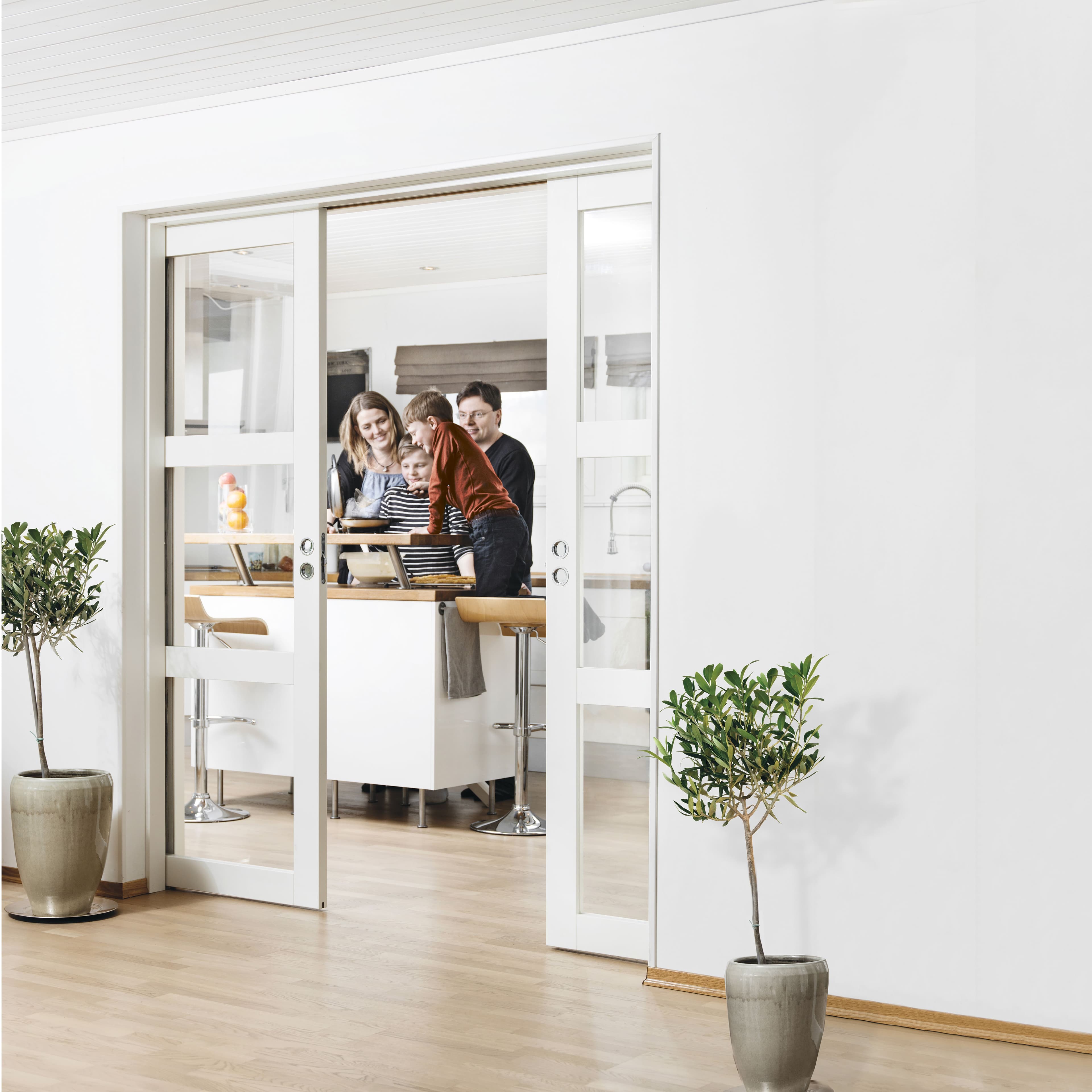 hvite skyvedører med glass inn til et kjøkken