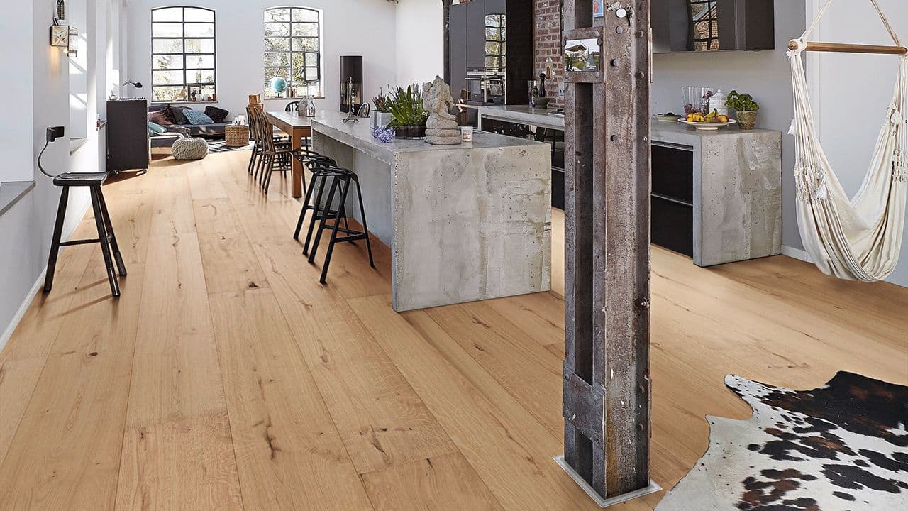 Nytt kjøkken i betong med gulv i herdet eik.