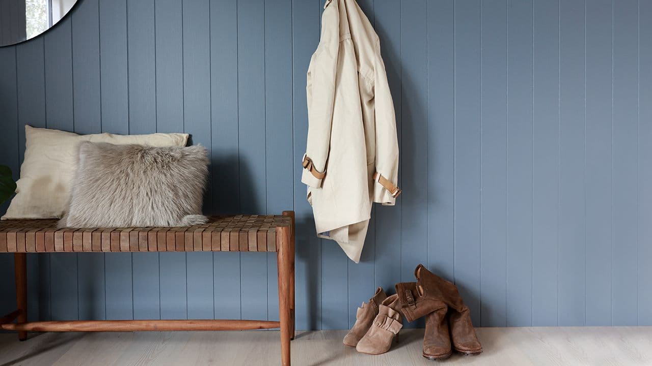 Huntonit veggplate i fargen Kveldshimmel i gang med benk.