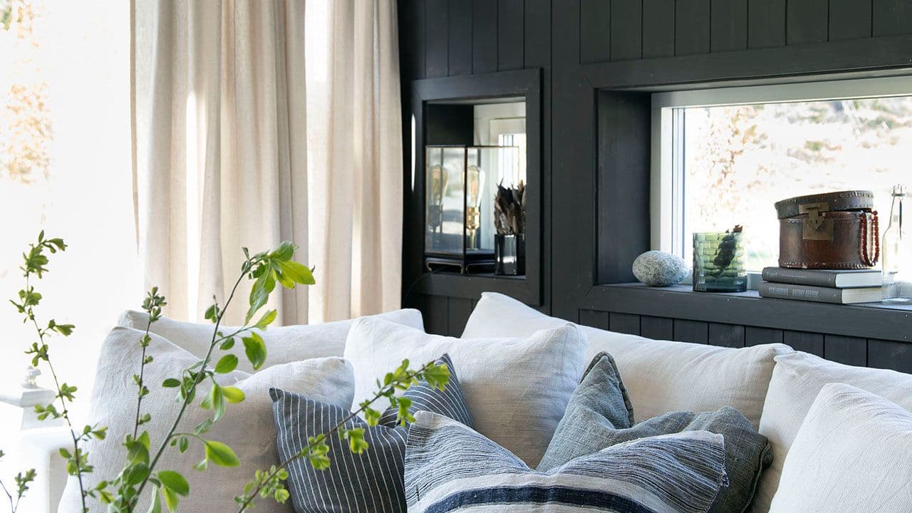 Hytte med beiset vegg