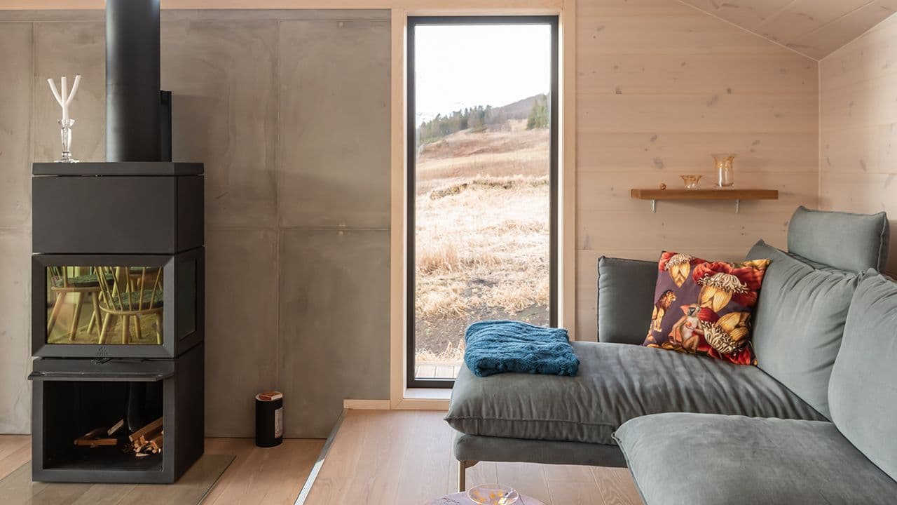 Peis i hytte med furuvegger.