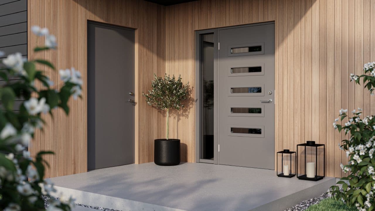 Grå ytterdør med glass og sidefelt og grå ytterdør til bod.