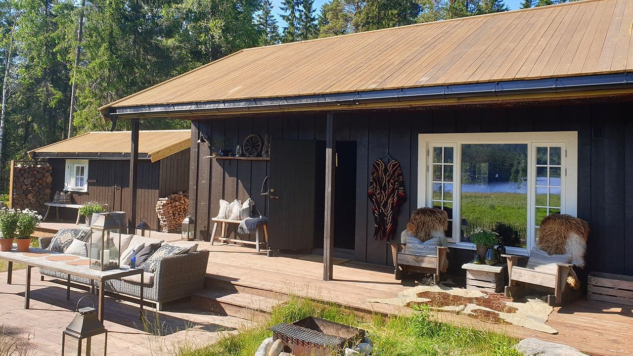 Royalimpregnerte terrassebord i brun på hytte med tretak.