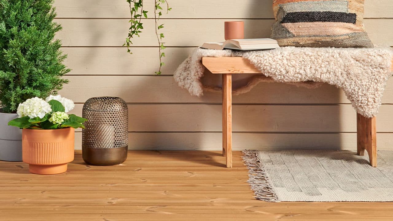 Terrasse med terrassebord i termofuru.