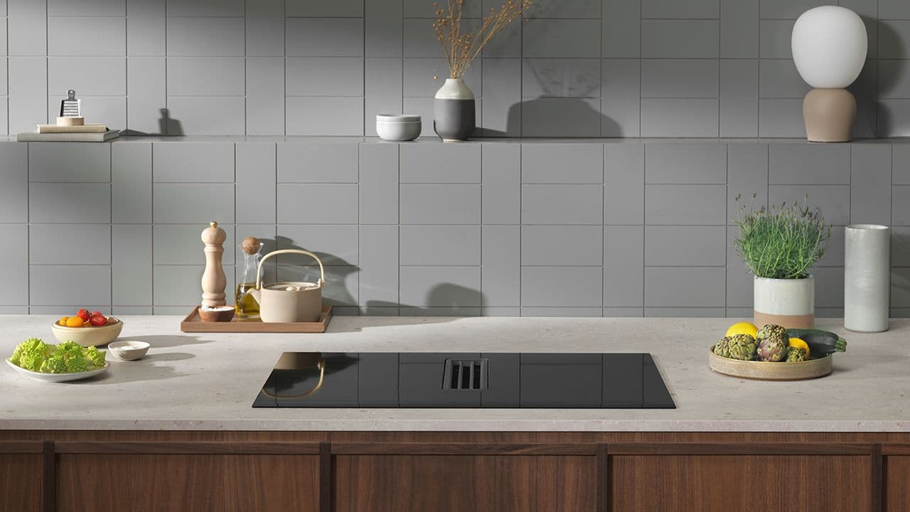 Platetopp med integrert ventilator i åpen kjøkkenløsning.