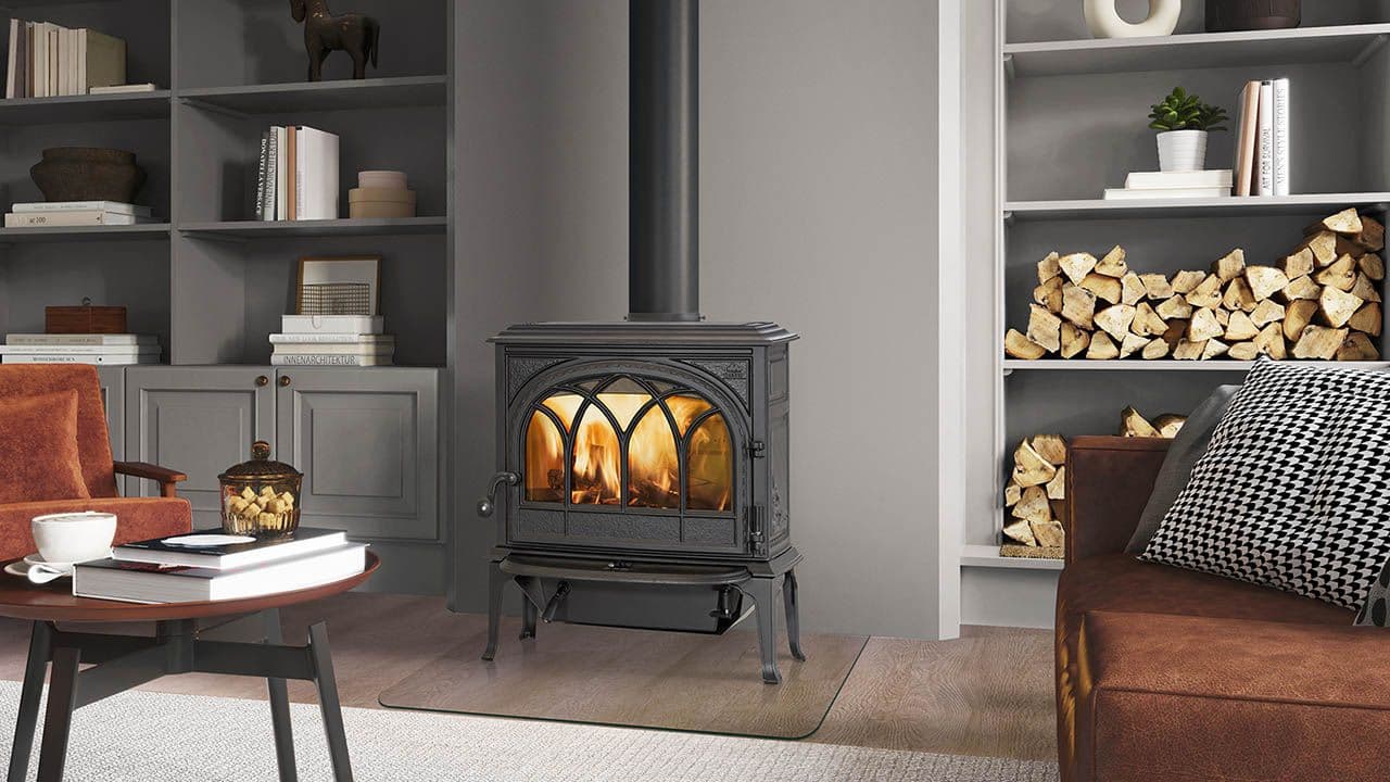 Dekorativ vedovn i stue med bokhylle.