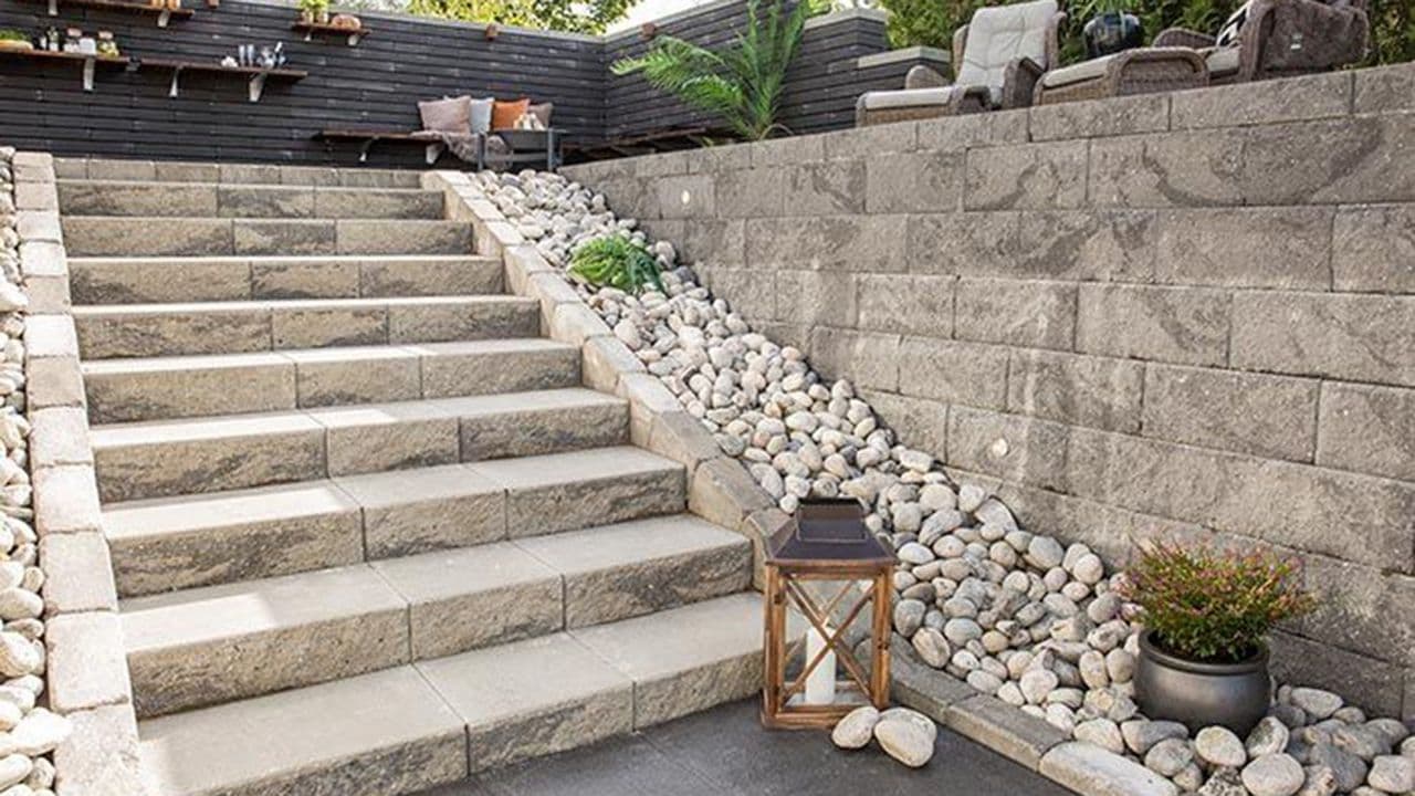 Støttemur stein i hage bygget med kantstein og støttemur fra Asak Miljøstein.