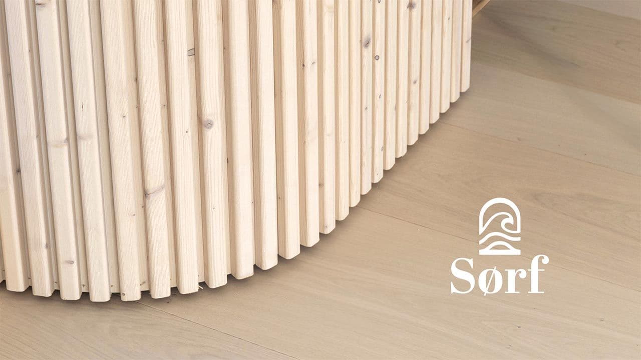 Buet vegg med spilene Tide Høy fra Bergene Holm i fargen Lysne.