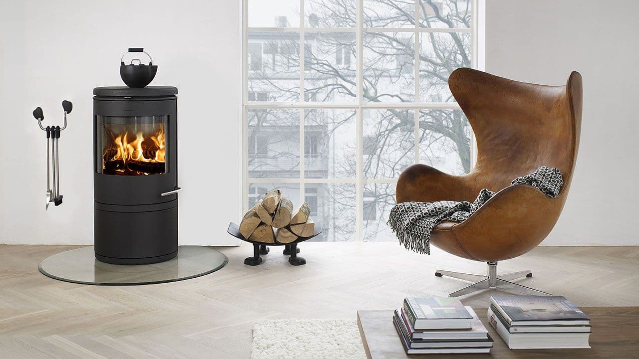 Vedovn i hvit stue med Egget lenestol.