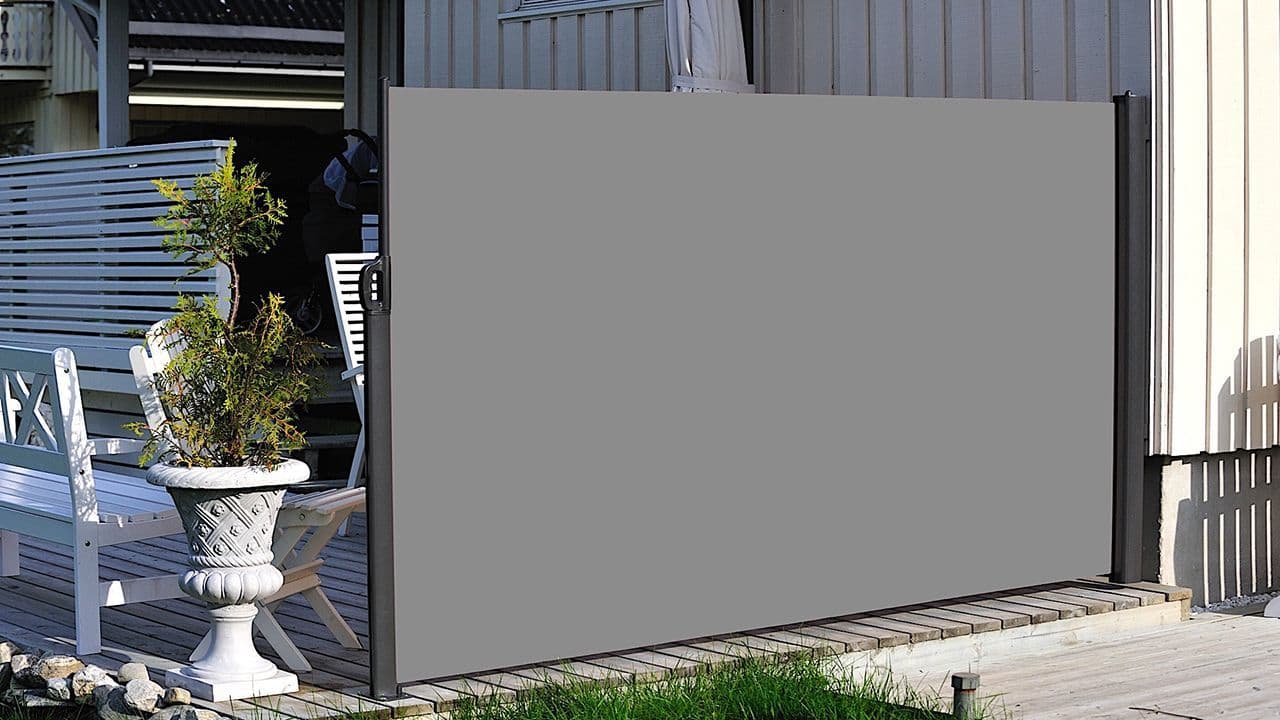 Uttrekkbar levegg på terrasse som skjermer for solen.