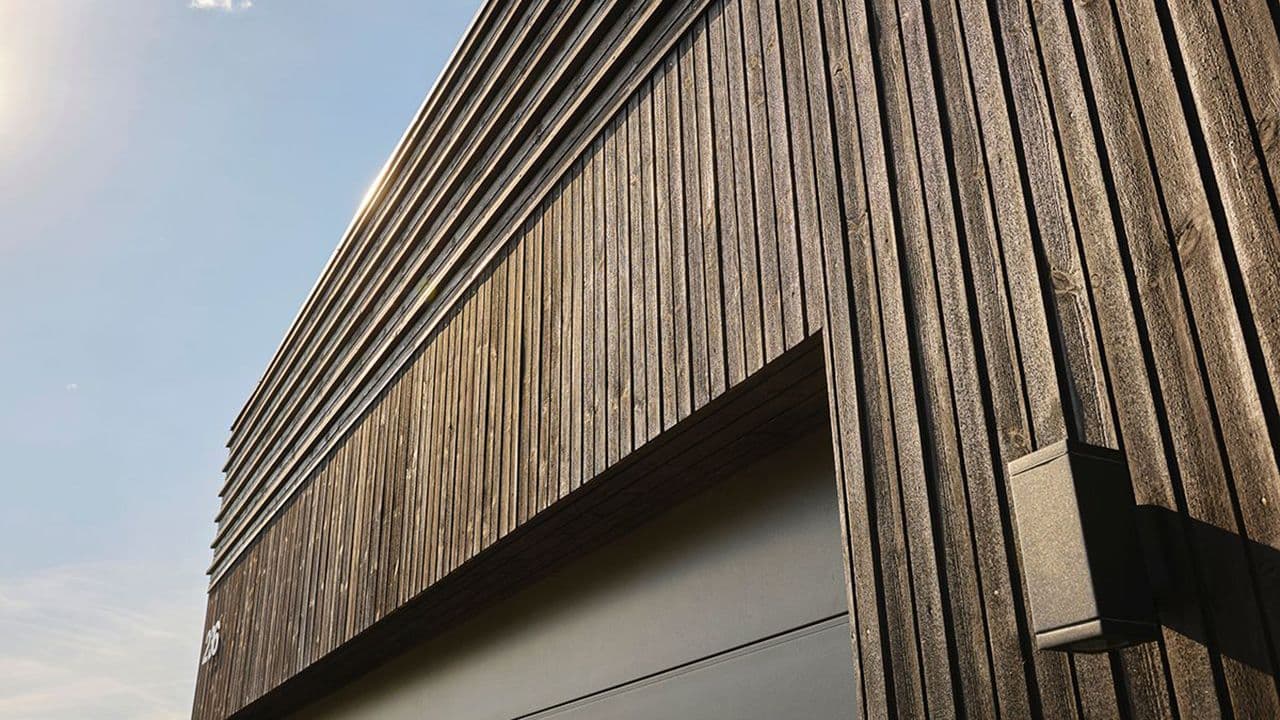 Garasje kledd med royalimpregnert kledning.