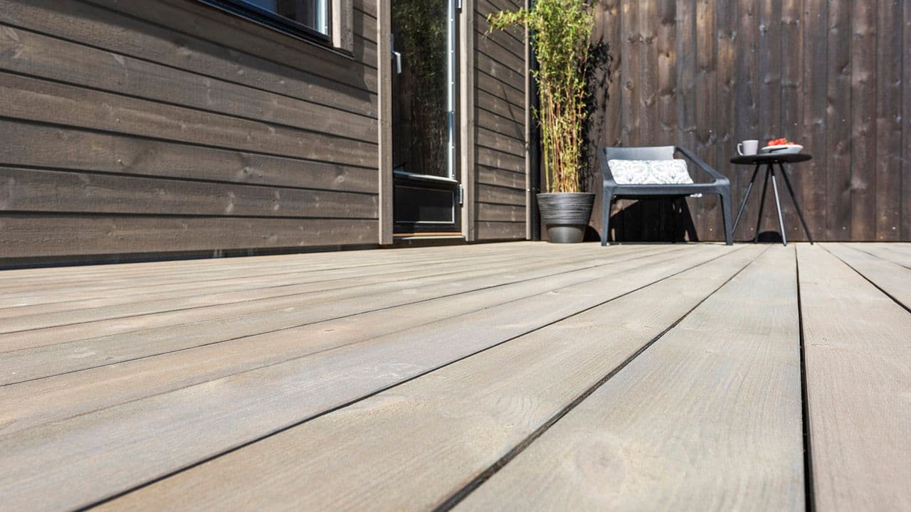 Nærbilde av grå Concise terrassebord på terrasse.