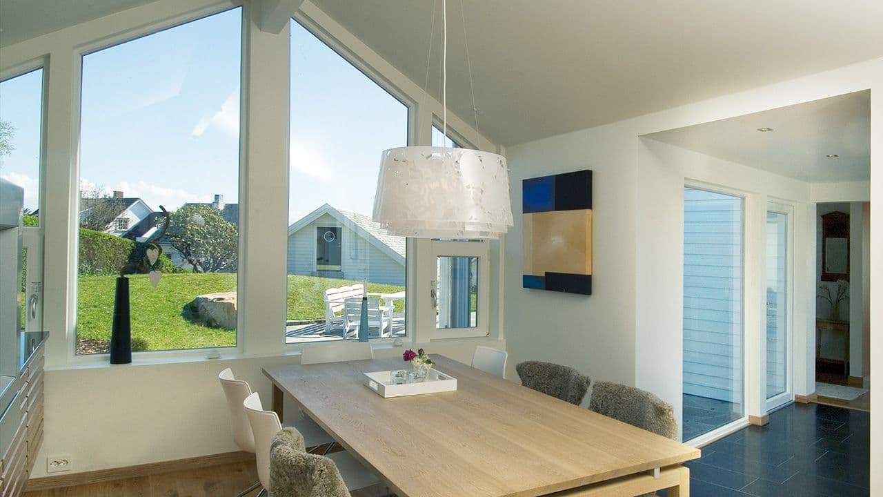 Fastkarm vindu i PVC.