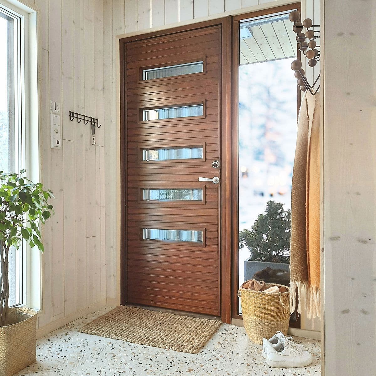 brun ytterdør i tre med vinduer