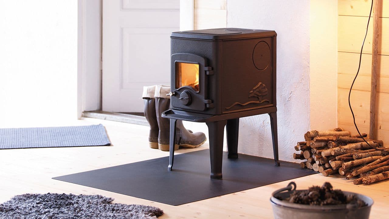 Liten peis med koketopp på hytte.