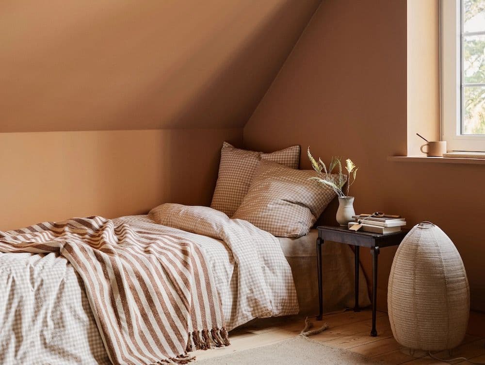 Soverom malt i JOTUN 11220 Ochre Clay.