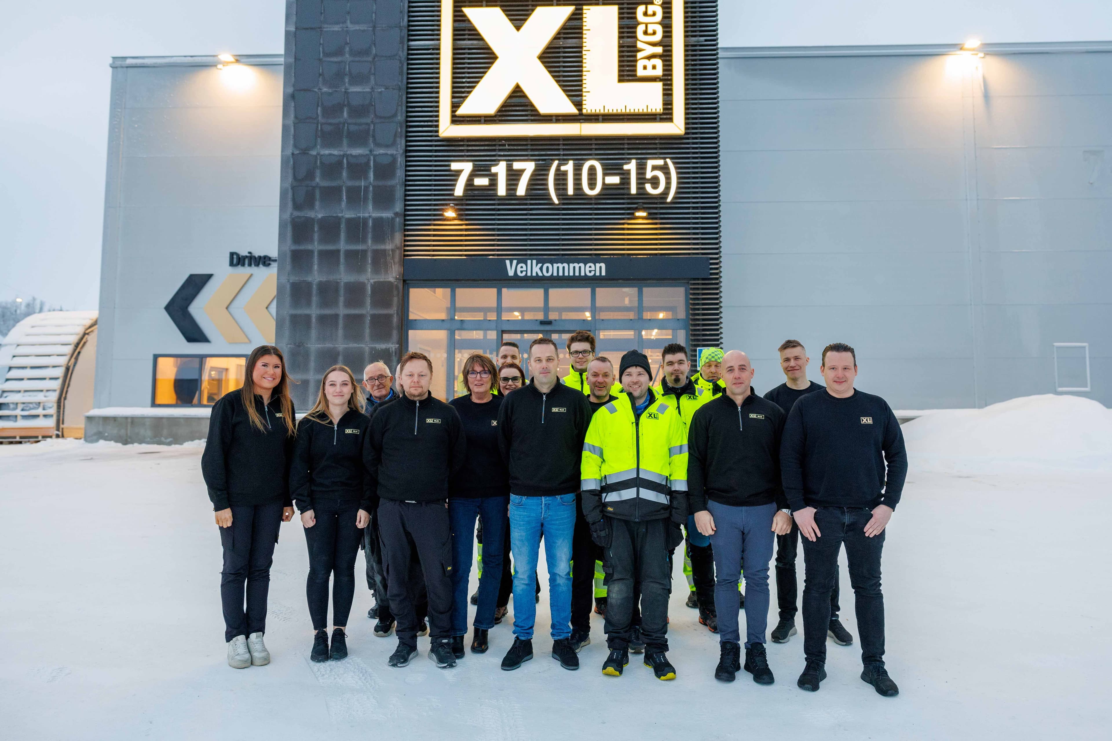 Ansatte utenfor XL-BYGG BLIX avd. Kirkenes.