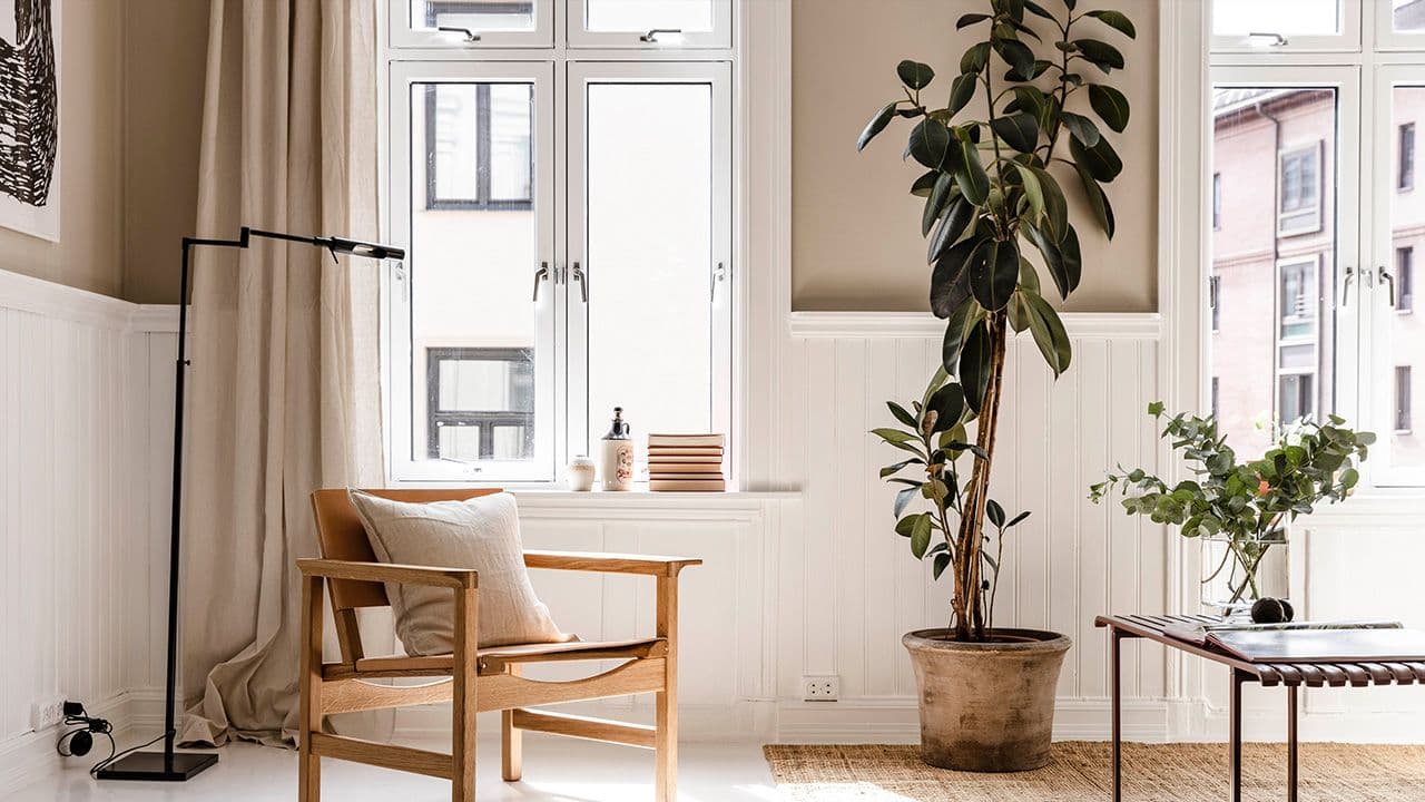 Stue med to innadslående vinduer.