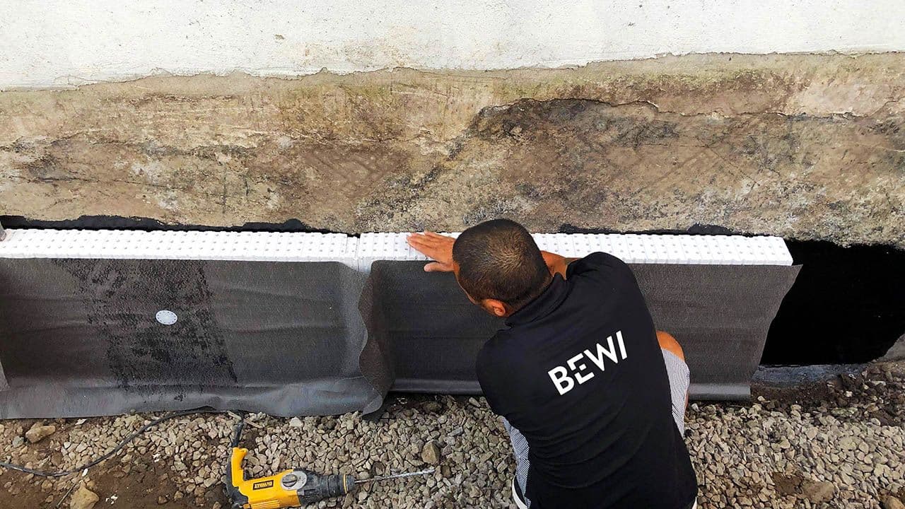 Person som monterer BEWI Thermodren grunnmursplate.