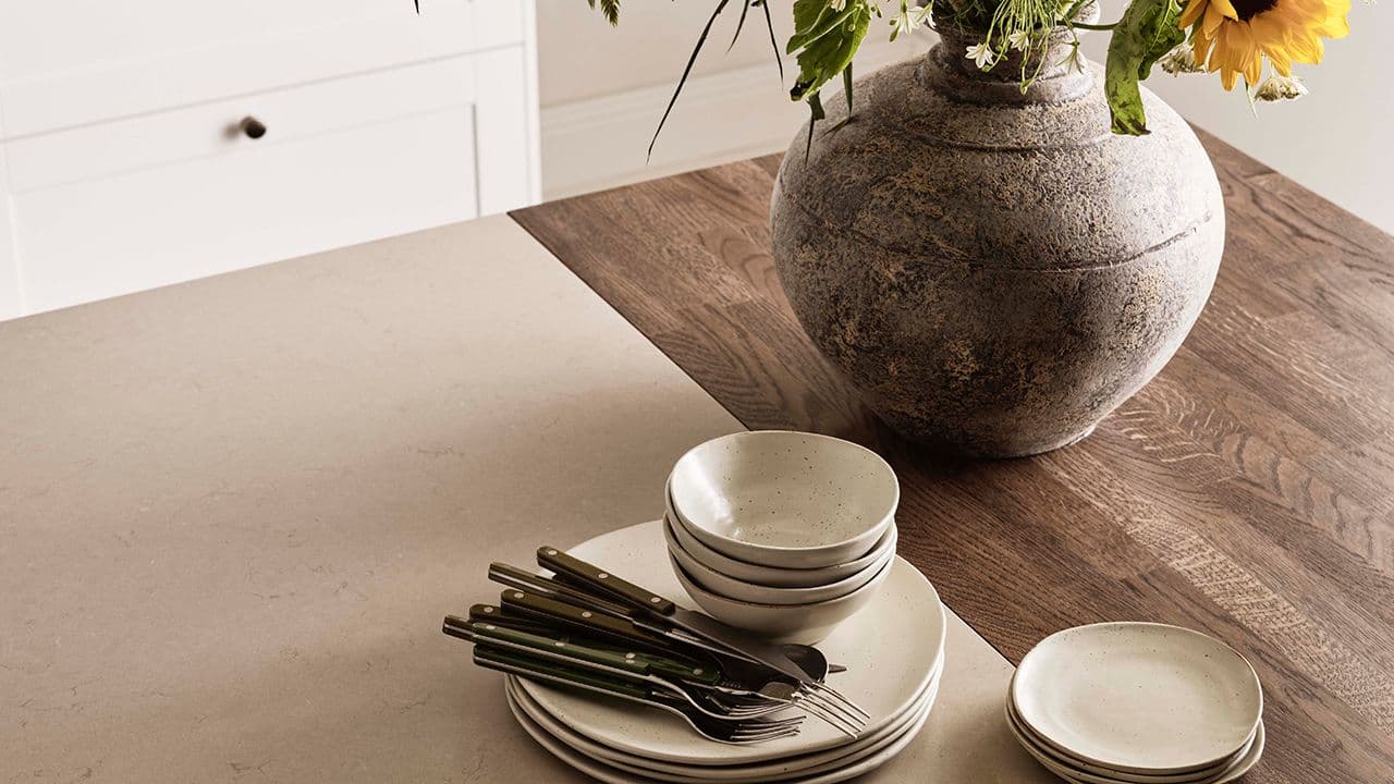 Kjøkken med materialkombinasjon på benkeplaten i stein og tre.