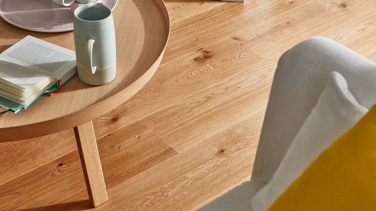 EIkegulv i naturlig varm farge i stue.