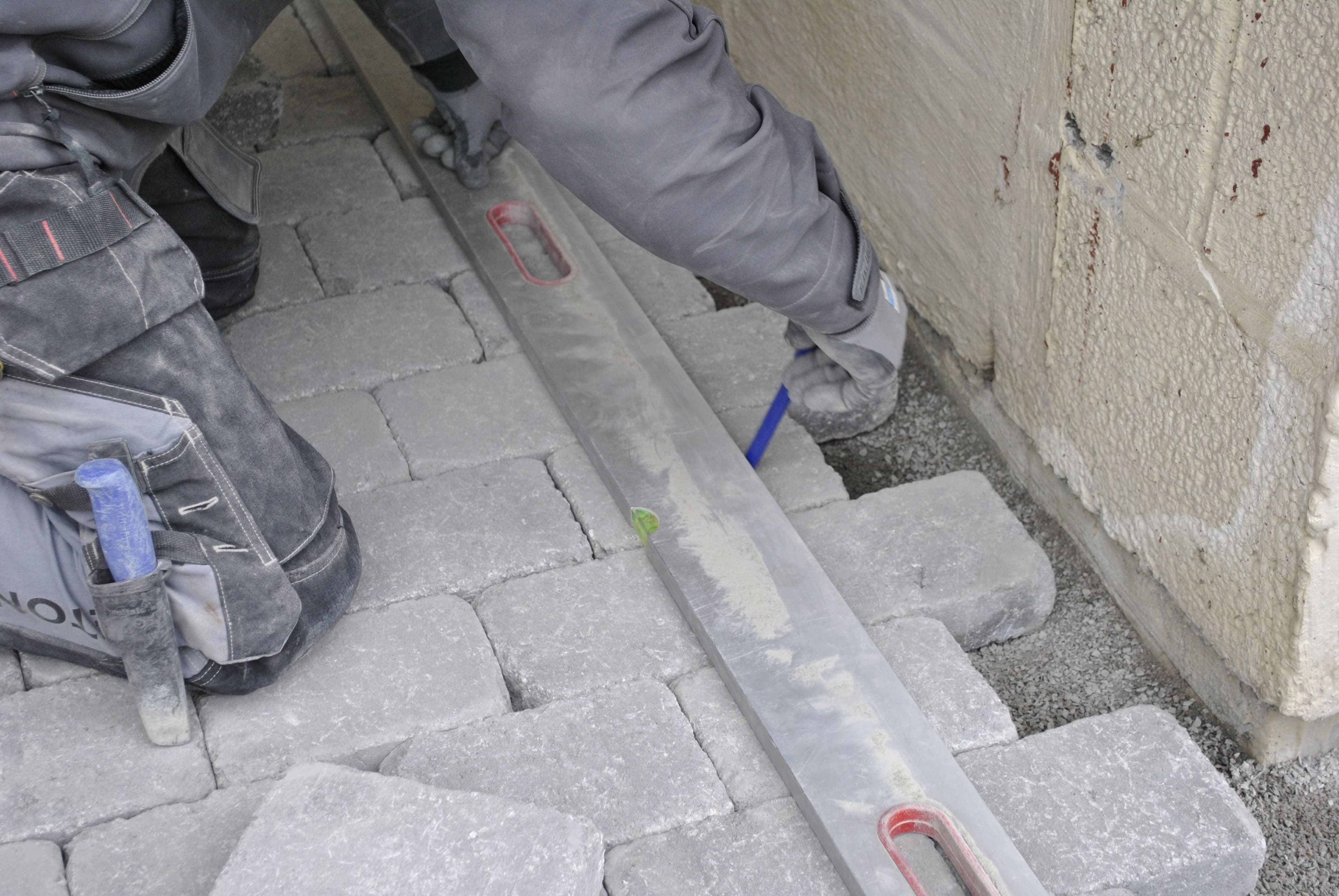 Person som legger belegingsstein i mønster.