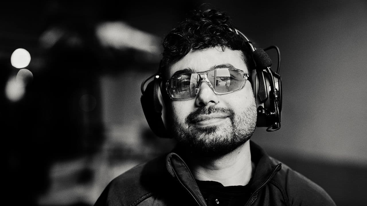 Mann med hørselvern på.