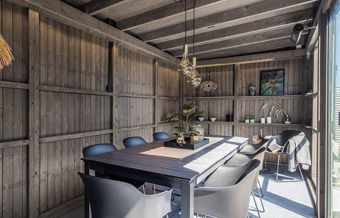 Hagestue byggesett med spiseplass.