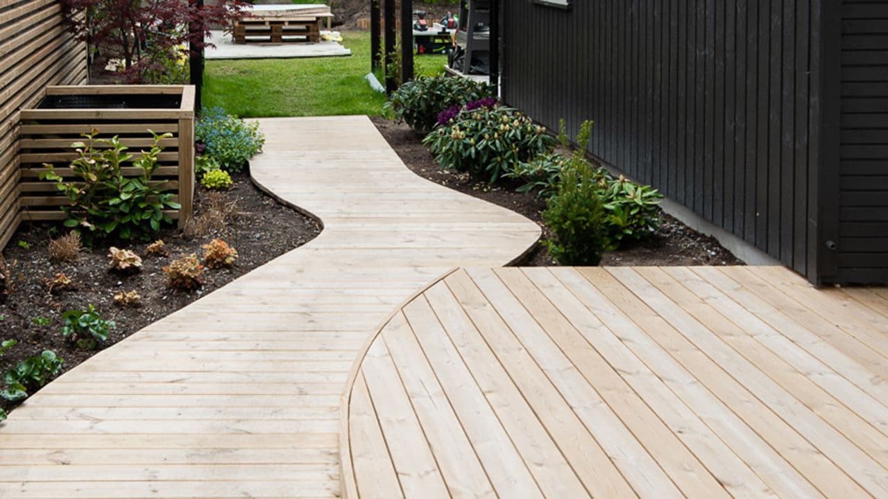 Platting med farget senkhode slik at innfestingen blir nesten usynlig.