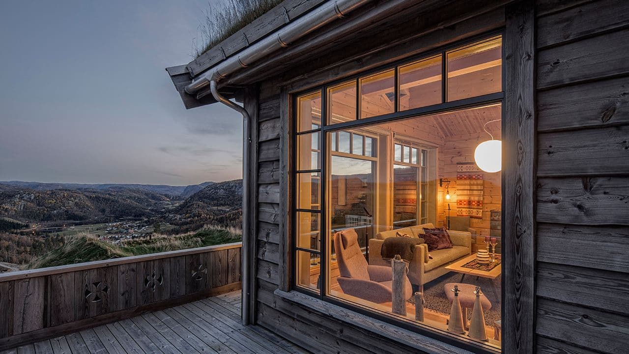 Hyttevinduer med sprosser og platting med utsikt.