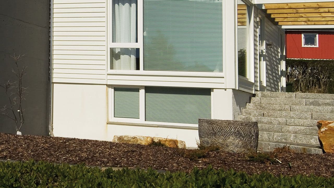 Hus med kjellervindu i PVC.