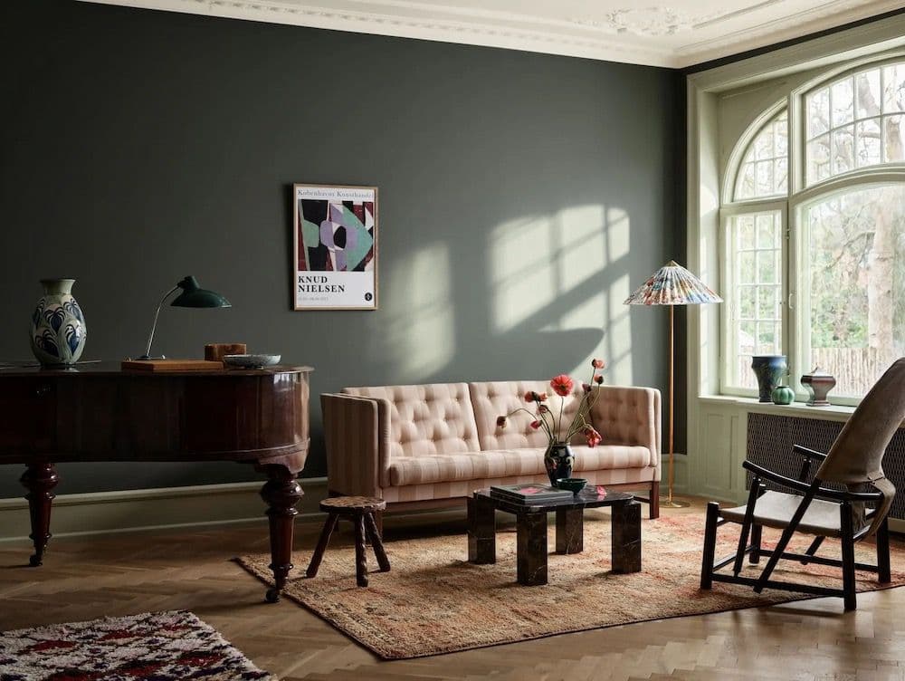 Mørk, rik og elegant. Den dype grønnfargen Jotun 7613 Northern Mystic fremstår på sitt aller vakreste i supermatt maling.