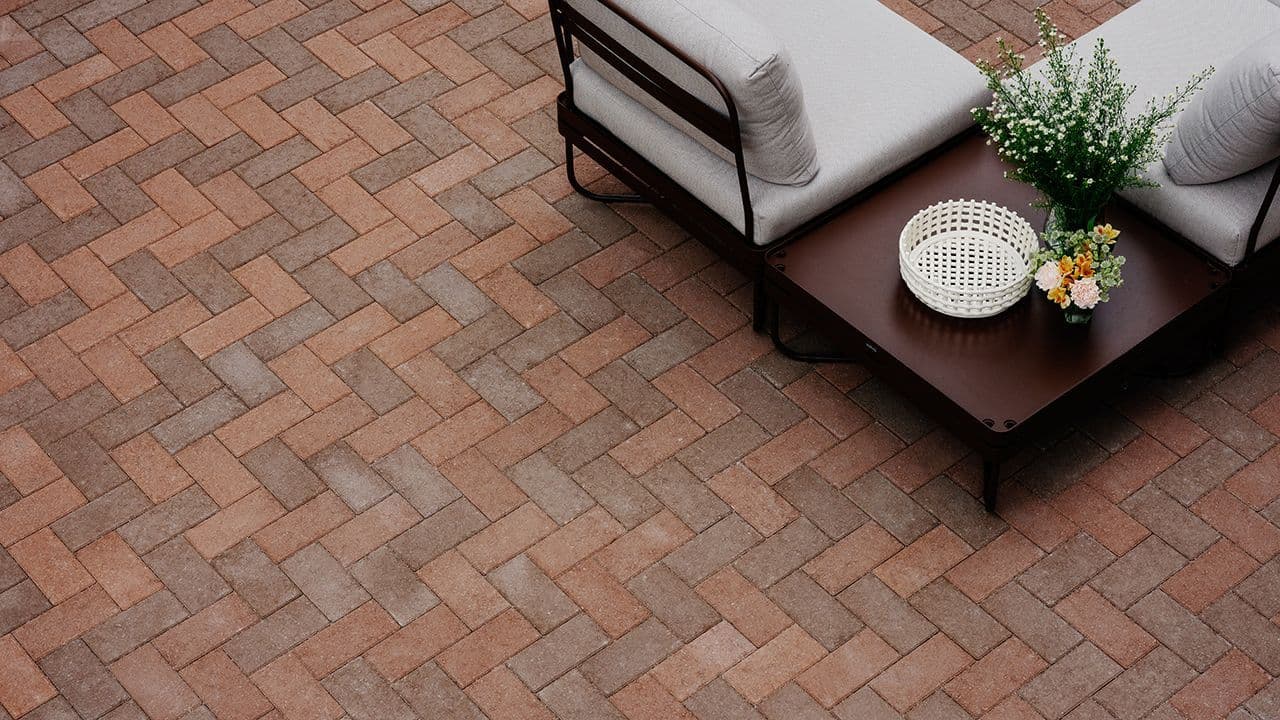 Uteplass med belegningsstein fra Asak Miljøstein og KOI Fargestudio samarbeidskolleksjon.