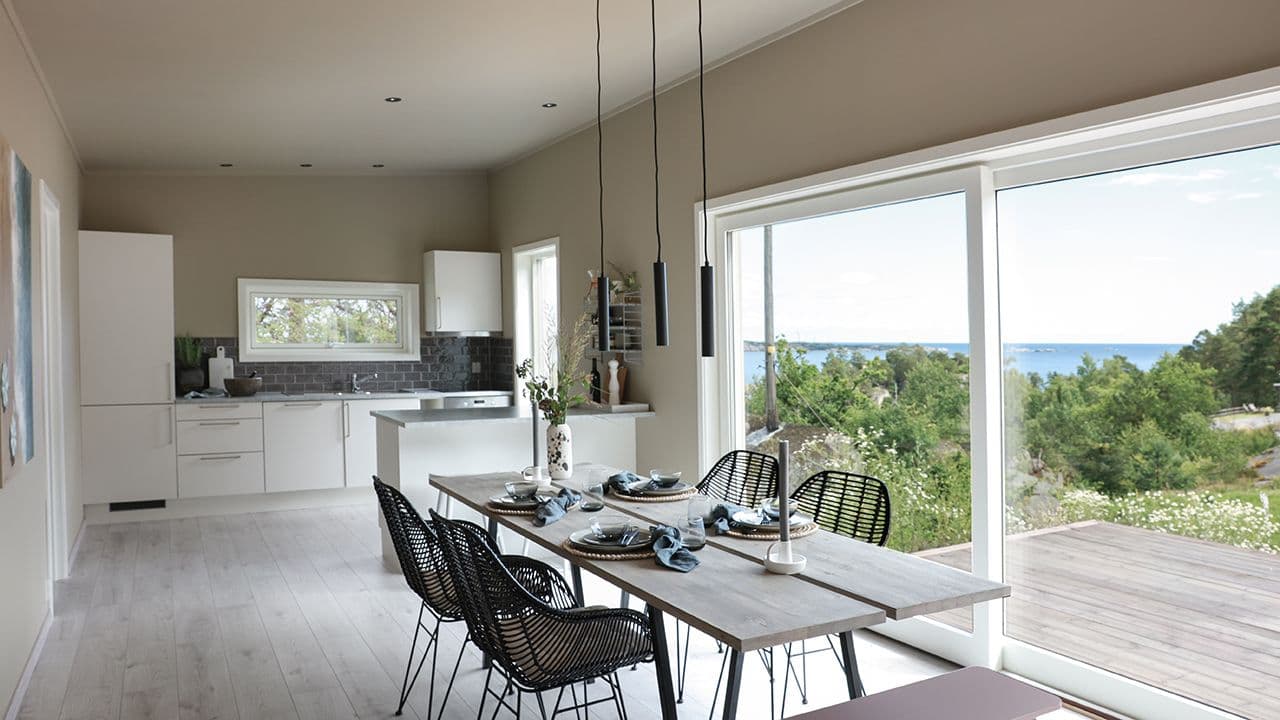 Kjøkken og spisestue med malte veggplater.