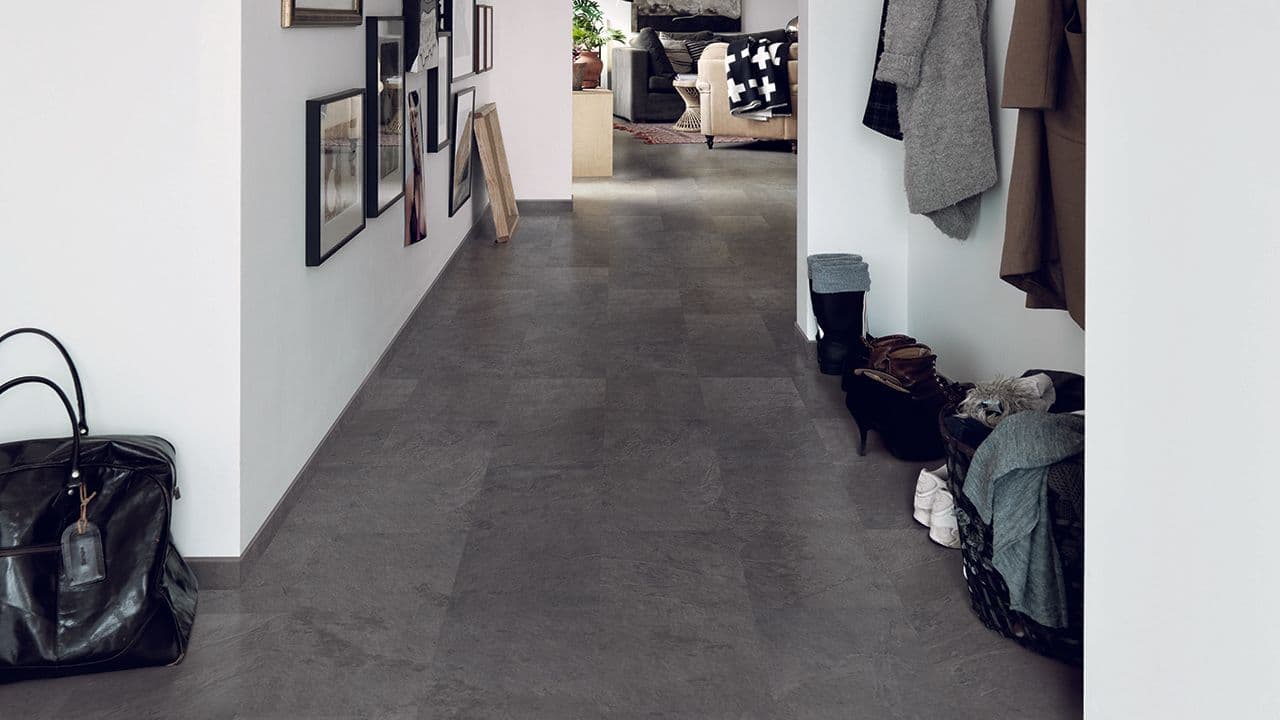 Entré med mørk grå klikkvinyl.