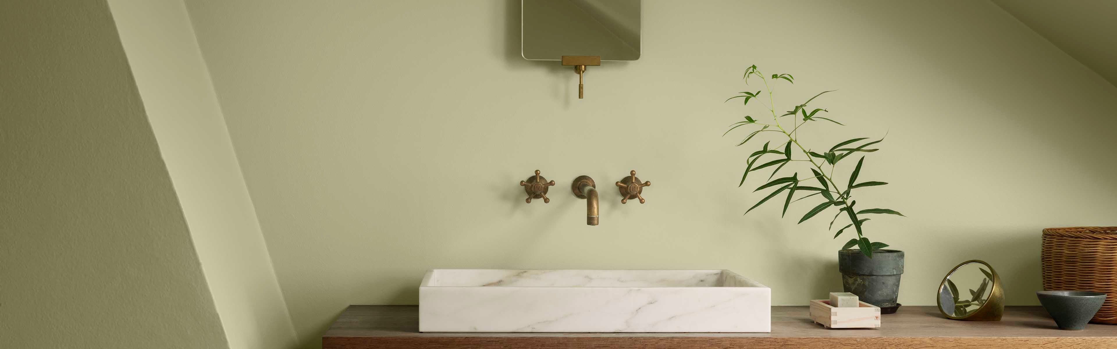 Bad malt med våtromsmaling LADY Aqua matt i fargen 8596 Sunny Green.