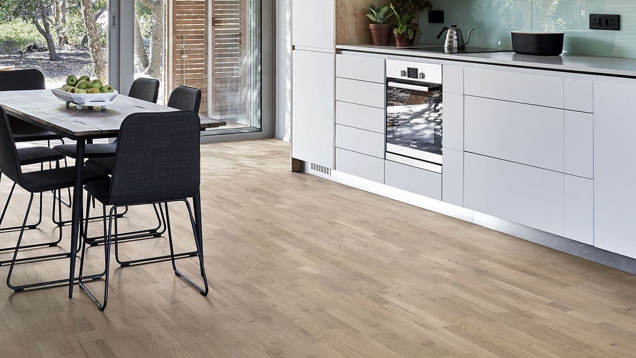 3-stavs parkettgulv i moderne hvitt kjøkken med spiseplass.