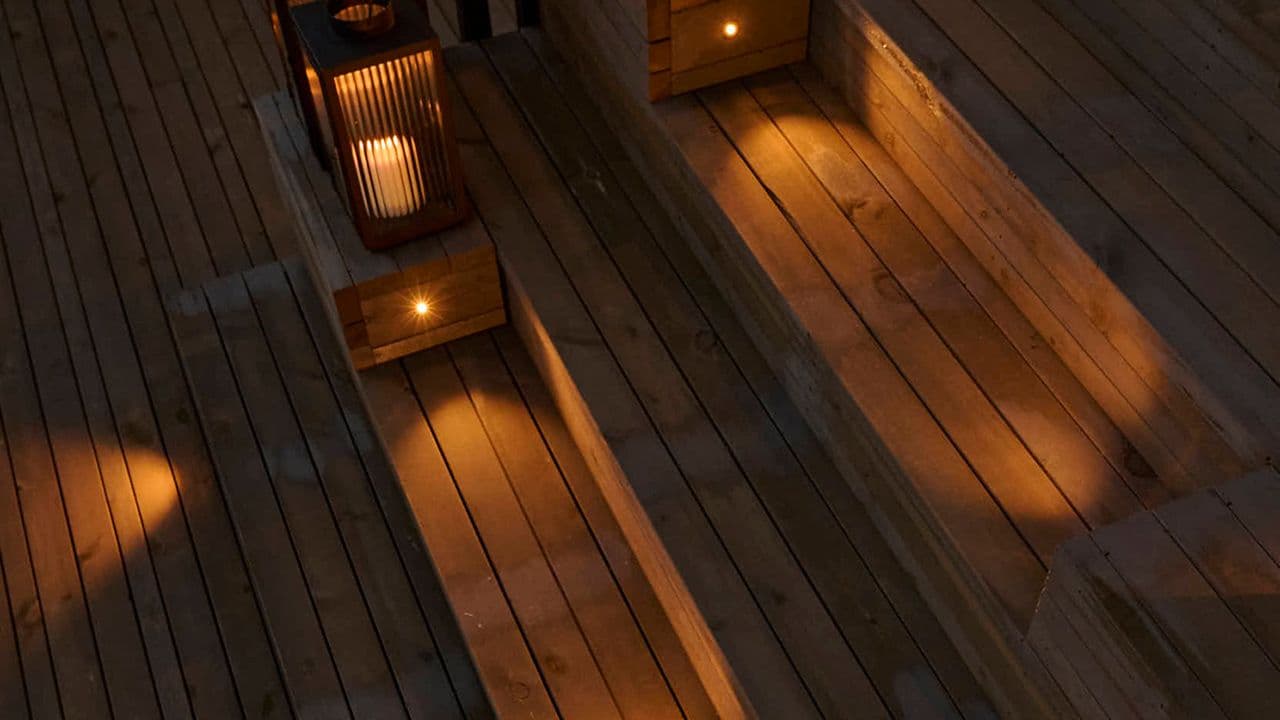 Terrasse med utebelysning integrert i terrassebordene.