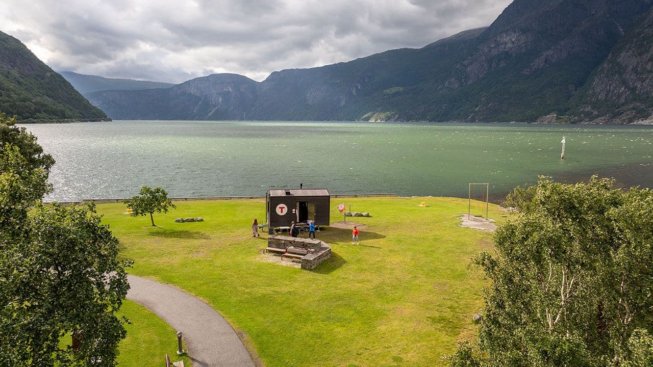 Minihytte på en gresslette ved havet.